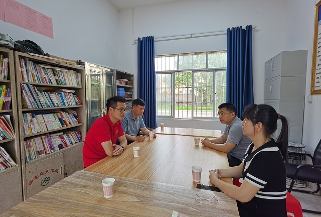 调研组与村委两委干部开展培训需求座谈(文图 冯弘光).jpg