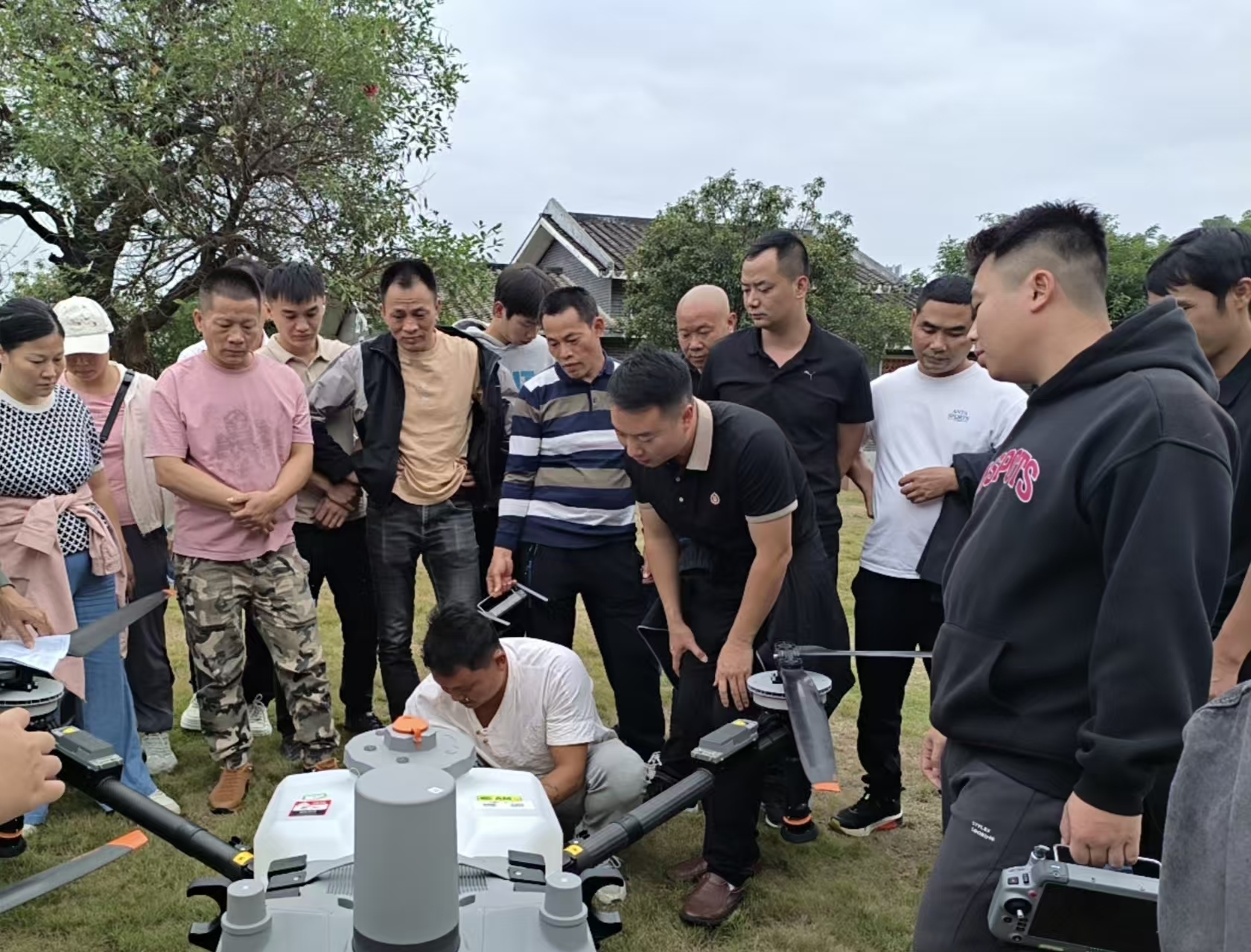 图为学员认真学习无人机操作要点.jpg