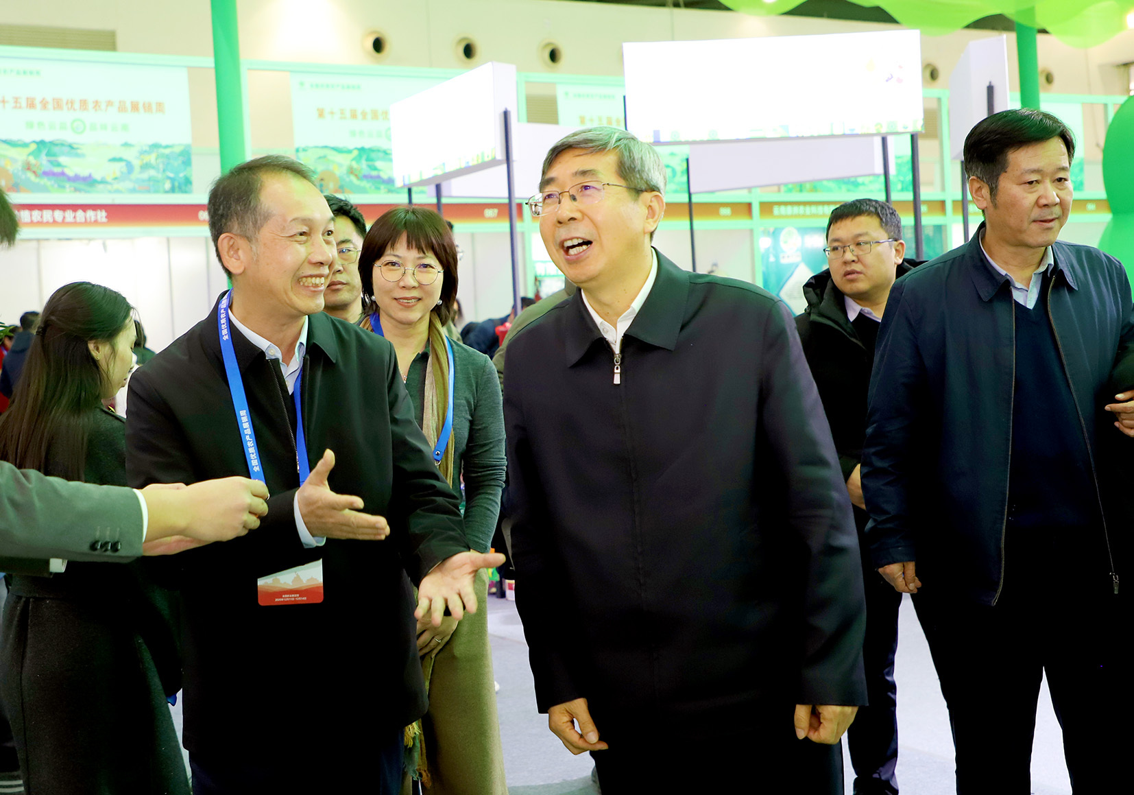 农业农村部副部长江文胜到广西展区巡馆.jpg