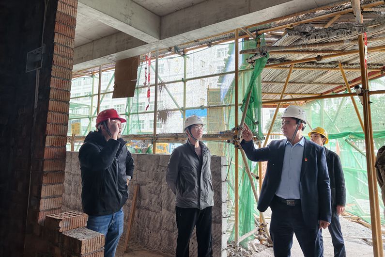 检查学生宿舍在建项目施工现场.jpg