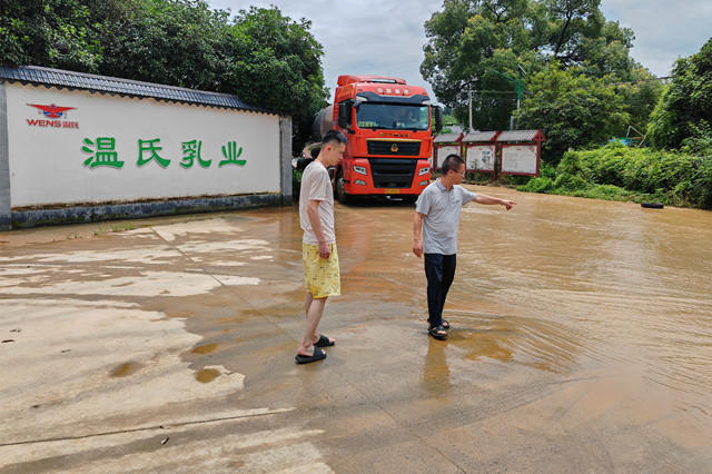 3、农业党员干部到温氏奶牛场察看洪涝灾害情况,提出复产技术措施.jpg