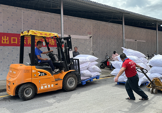 工人们正在运送昭平茶 谢琳摄.jpg