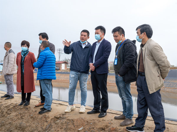 01--局长韦戴卓带队到钦南区调研对虾大棚规模化养殖情况副本.jpg