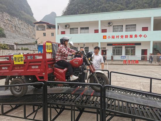 图为宜州烟草驻村队员组织村民开展摩托车驾驶证技能培训。覃业军 摄