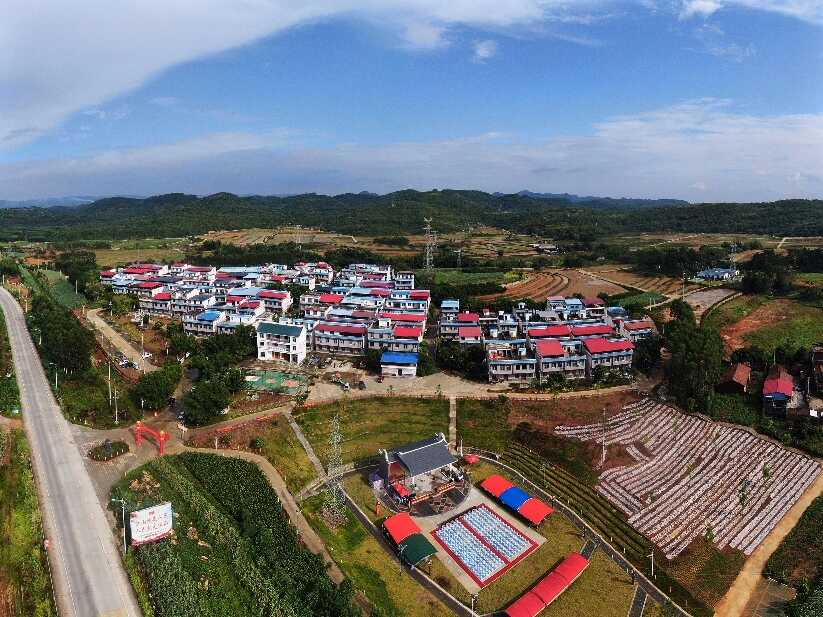 合山市河里镇马安村贡模屯鸟瞰图。谭巍 摄.png